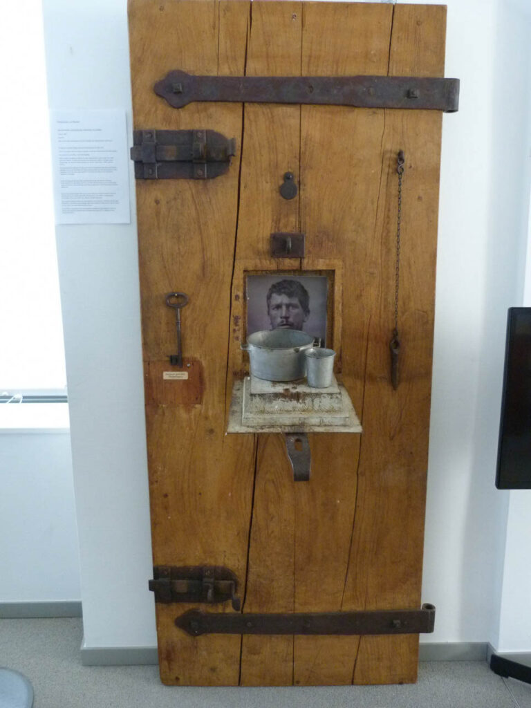 Gefängnistür mit Luke