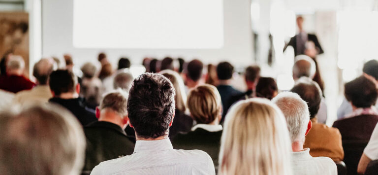 Vortrag. Sprecher vor Publikum