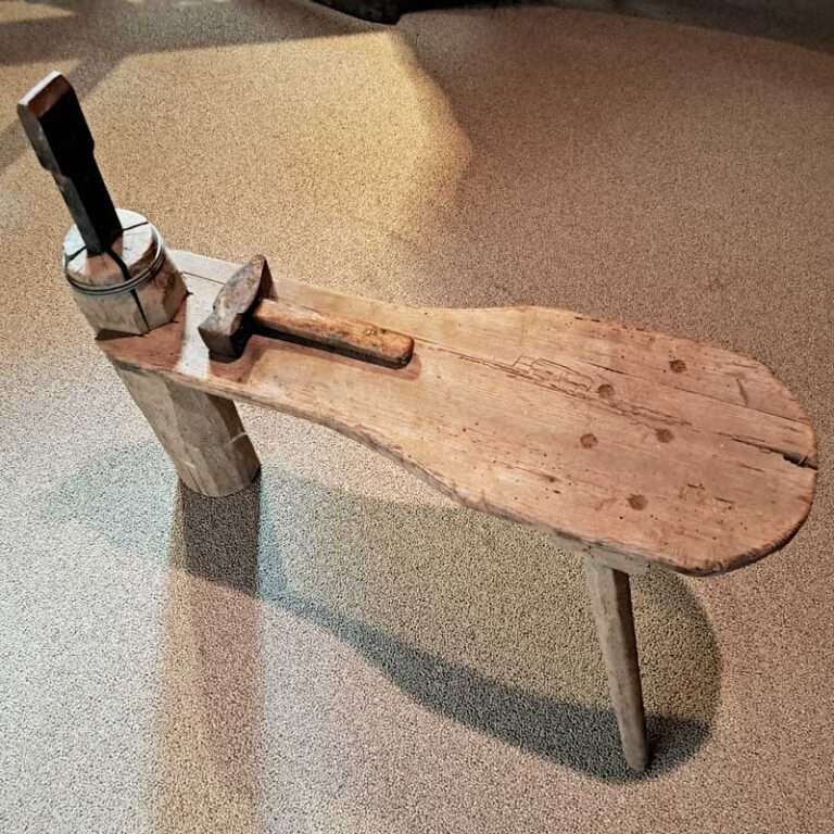 Fotografie eines alten Denkgelstocks, gezeigt in der Ausstellung Lokales Handwerk im Museum Chornhuus in Gränichen.