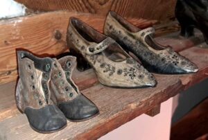 Das Bild zeigt zwei Paar Bally Schuhe. Links Kinderschuhe und rechts Damenschuhe mit Absatz.