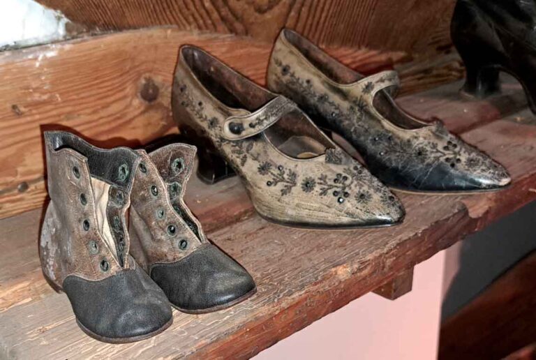 Das Bild zeigt zwei Paar Bally Schuhe. Links Kinderschuhe und rechts Damenschuhe mit Absatz.