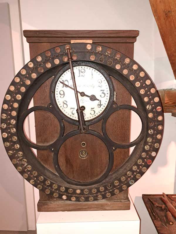 Zu sehen ist eine alte Stempeluhr/Stechuhr