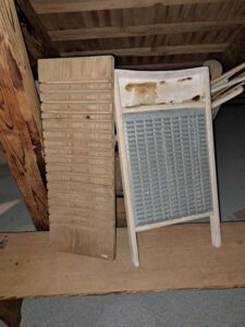 Zwei Waschbretter, eines aus Holz (links) und eines aus Metall, stehen auf dem Boden. Zu sehen in der Ausstellung «Lokales Handwerk» des Museum Chornhuus in Gränichen.