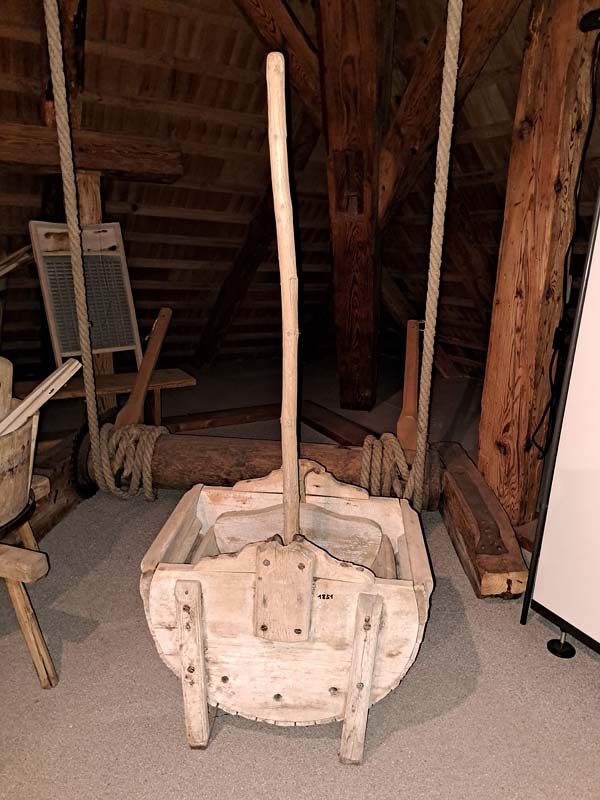 Eine alte Waschmaschine aus Holz steht in der Ausstellung «Lokales Handwerk» des Museum Chornhuus