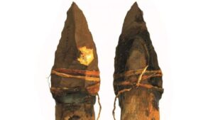 Zu sehen sind zwei Speerspitzen auf weissem Hintergrund.