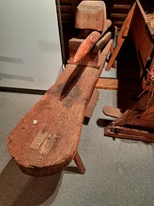 Zu sehen ist ein Zugstuhl, welcher in der Ausstellung des Museum Chornhuus ausgestellt ist.