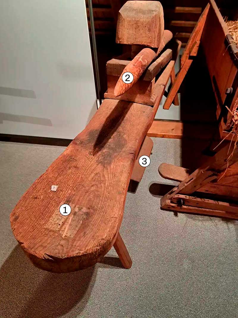 Zu sehen ist ein Zugstuhl, welcher in der Ausstellung des Museum Chornhuus ausgestellt ist.