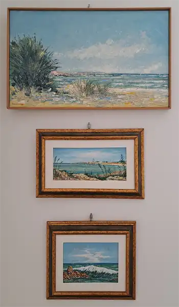 Drei gerahmte Meeres- und Küstenbilder von Silvano Bardoscia an einer Ausstellungswand.